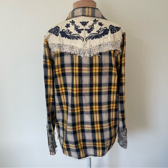 Gimmicks by BKE Plaid Flannel Lace Embroidered Distressed Button-Down Shirt Sz S - Picture 6 of 12